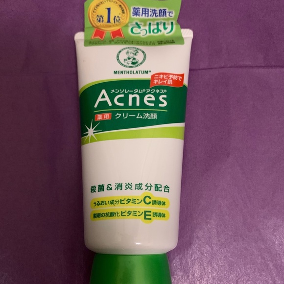 mentholatum brightening acne face scrub with vit C and E - Picture 1 of 2